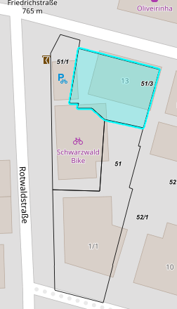 Die Karte zeigt einen Bereich an der Kreuzung von Friedrichstraße und Romwaldstraße mit markierten Grundstücken und einem Fahrradparkplatz, wobei ein Gebäude als "Schwarzwald Bike" gekennzeichnet ist.