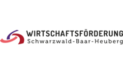 Ein Logo mit einem stilisierten, rot-violetten Pfeil und schwarzem Text darunter.