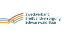 Das Bild zeigt das Logo des Zweckverbands Breitbandversorgung Schwarzwald-Baar mit bunten geschwungenen Linien neben dem Text.