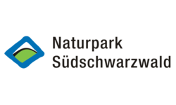 Eine blaue Raute mit einem grünen Hügel vor einem Weißen Hintergrund und daneben der Schriftzug mit schwarzen Buchstaben: Naturpark Südschwarzwald