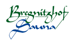 Der Schriftzug "Bregnitzhof Sauna" ist in geschwungenen grünen und blauen Buchstaben gestaltet.
